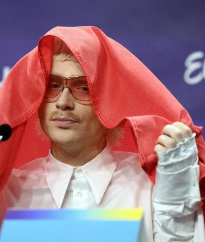 Svelano il motivo dell’espulsione del cantante olandese dall’Eurovision: “È sproporzionato”