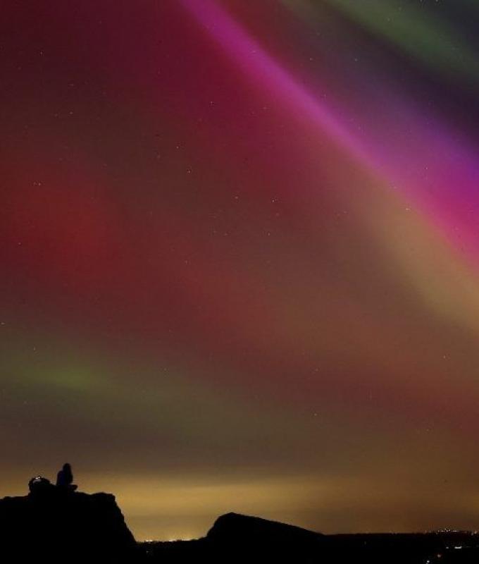 Abbagliante spettacolo dell’aurora boreale in tutto il Regno Unito, gli skywatcher statunitensi attendono di assistere all’affascinante Aurora