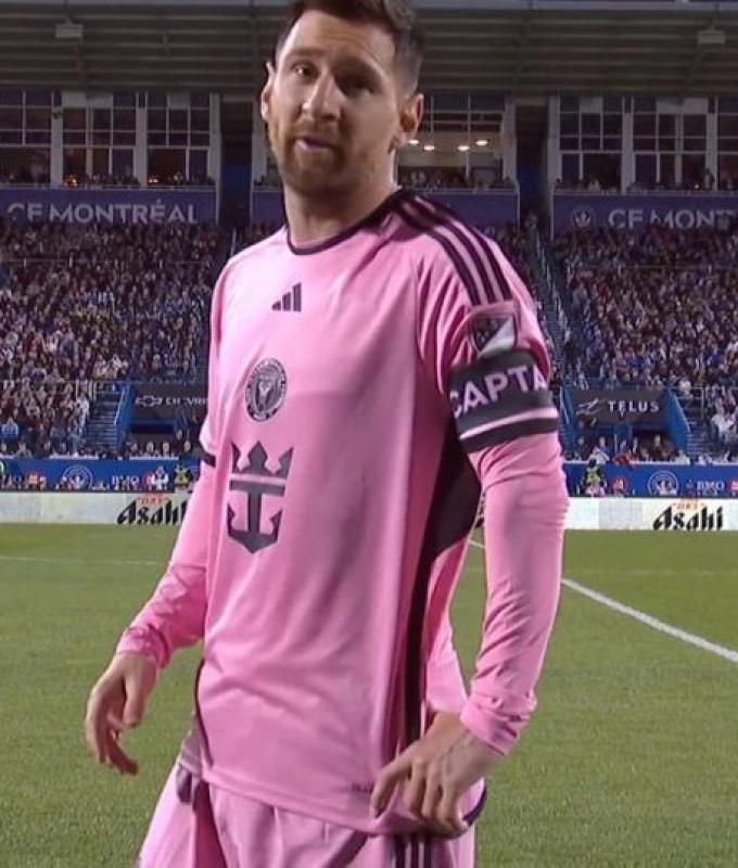 Un calcio violento ha portato Messi fuori dal campo e una nuova regola gli ha impedito di calciare la punizione che si è conclusa con un gran gol di Rojas: la frase alla telecamera