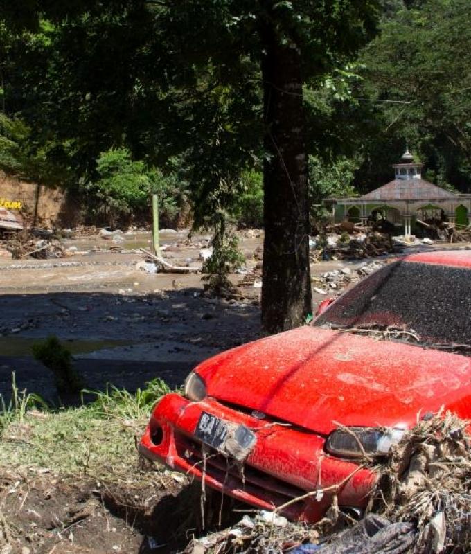 37 morti mentre Sumatra, in Indonesia, viene colpita da improvvise inondazioni