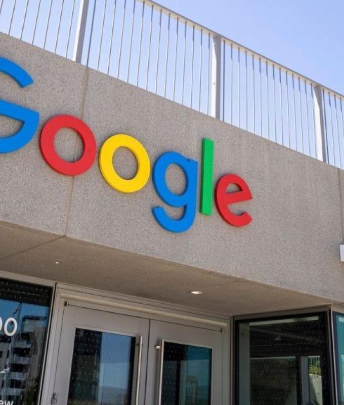 Google sotto accusa dopo che l’intelligenza artificiale si rifiuta di dire quanti ebrei furono uccisi durante l’Olocausto: “Intervento umano malevolo”