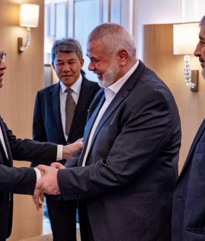 In Qatar, il primo ministro Anwar elogia Hamas per la volontà di liberare gli ostaggi e sollecita Israele a porre fine alla violenza