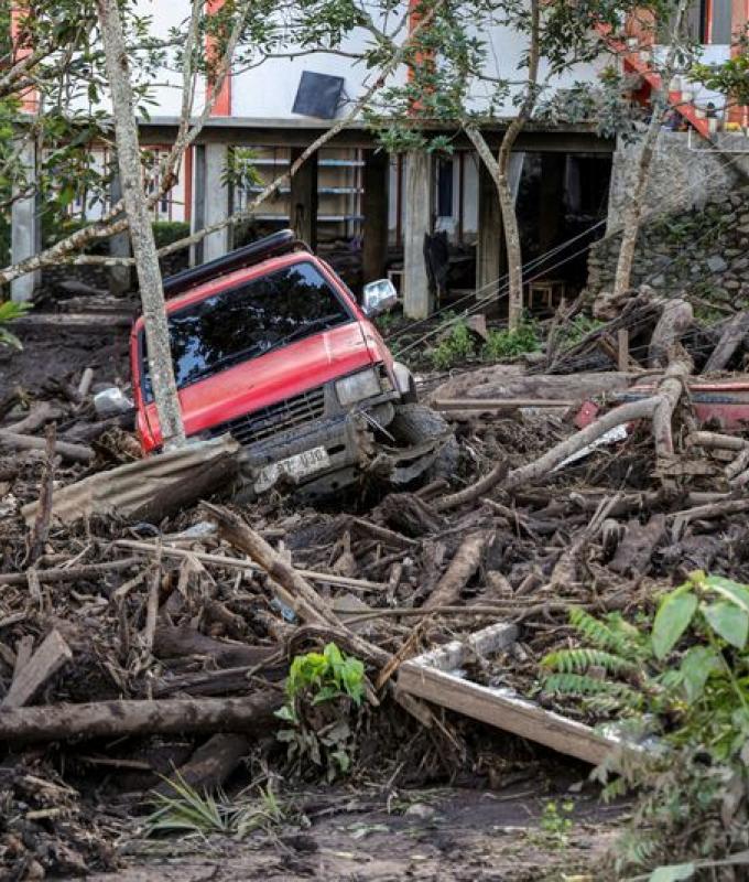Sale a 50 il bilancio delle vittime delle inondazioni nella zona occidentale di Sumatra, in Indonesia