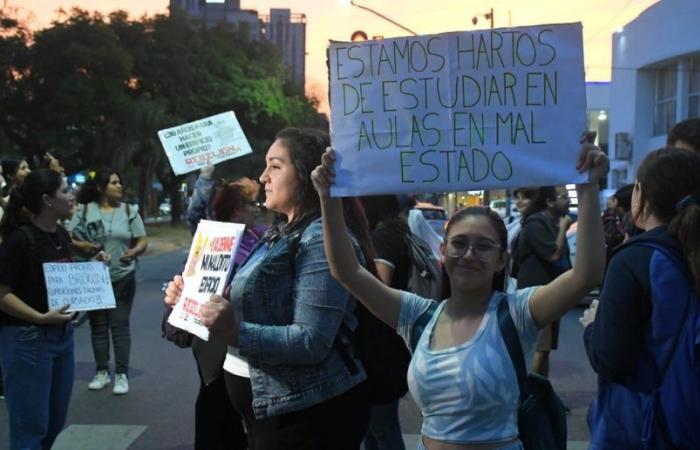 Nuova protesta degli studenti del Brown Institute di Santa Fe sulle condizioni dell’edificio