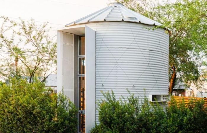 Un vecchio silo trasformato in una mini casa circolare di 30 mq su due livelli con piccolo giardino