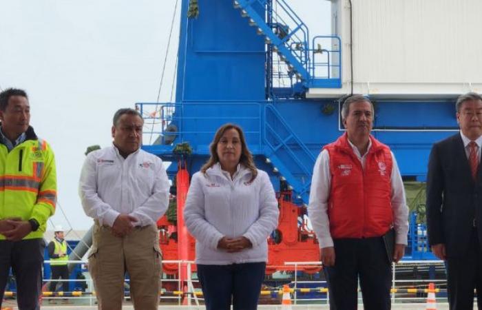Il Presidente del Perù partecipa alla cerimonia per ricevere le prime gru dal porto di Chancay