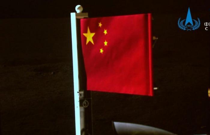 La storia della strana bandiera che la Cina ha piantato sulla Luna