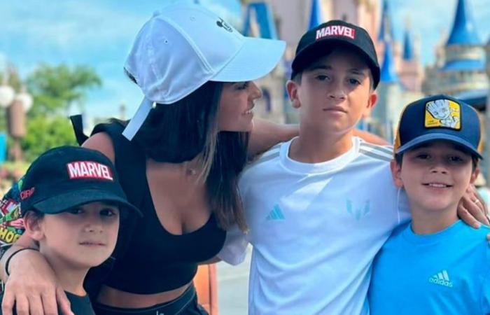 Le foto di Antonela Roccuzzo con i figli alla Disney mentre Lionel Messi si prepara per la Copa América