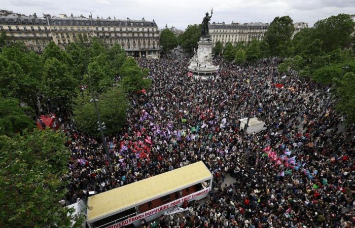 Migliaia di persone protestano in Francia contro l’estrema destra