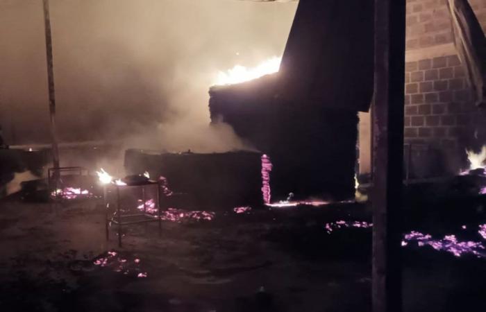 Danni totali provocati da un incendio strutturale in un capannone nella zona industriale di Neiva