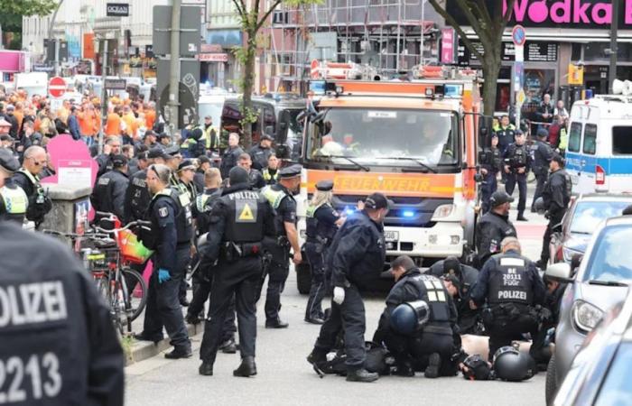 La polizia spara ad un uomo che minaccia con un’ascia ad Amburgo