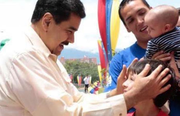 Maduro si congratula con i genitori per la loro giornata