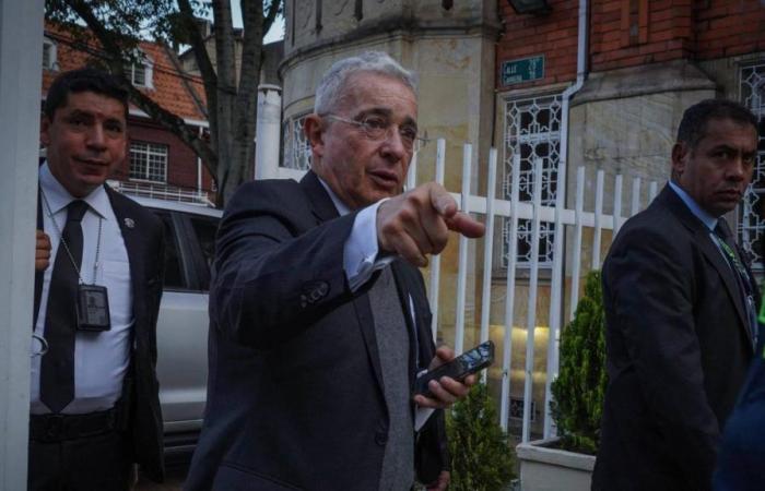 Álvaro Uribe esprime la sua opinione sulla situazione in Colombia con l’attuale amministrazione