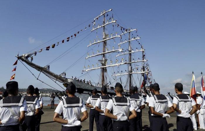 La nave militare venezuelana arriva a Santiago, mentre gli abitanti dell’Avana fanno la fila per vedere la fregata russa