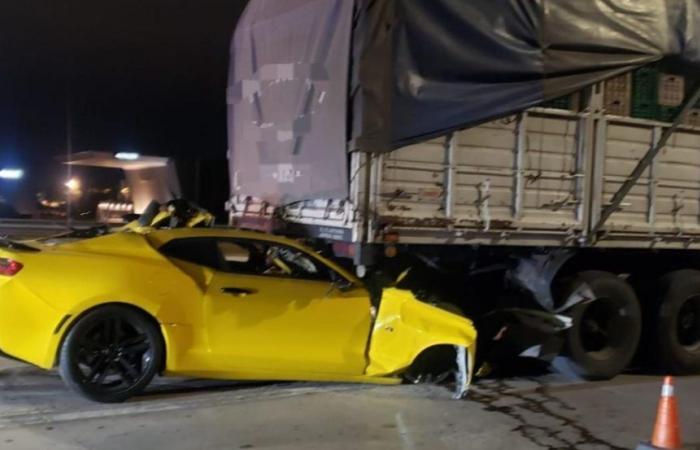 Incidente mortale a Córdoba: un giovane è morto dopo aver scontrato la sua auto sportiva Camaro con un camion