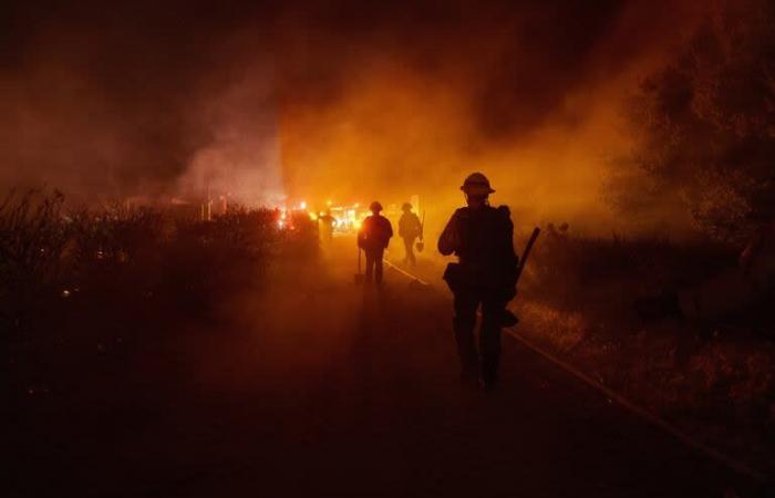 Un incendio devasta migliaia di ettari a nord di Los Angeles e provoca l’evacuazione di 1.200 persone
