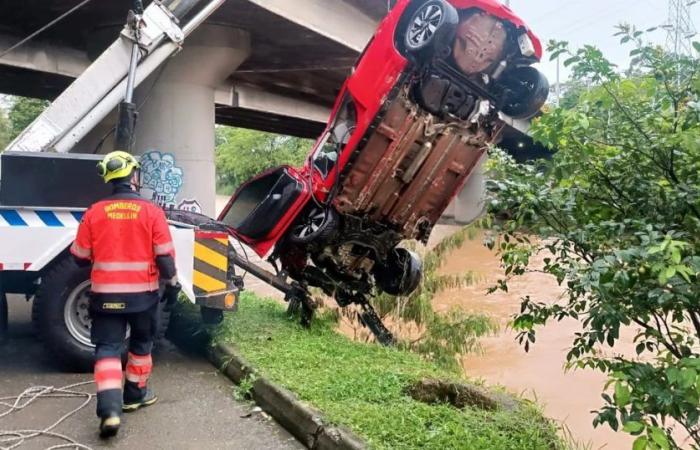 Incidente ad Antioquia: il veicolo è caduto nel fiume Medellín ferendo tre persone