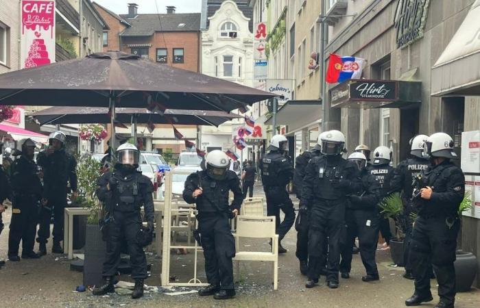 Gravi scontri tra ultras inglesi e serbi con la polizia