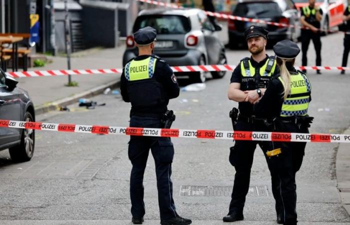 La polizia spara ad un uomo che minacciava i fan con un’ascia ad Amburgo
