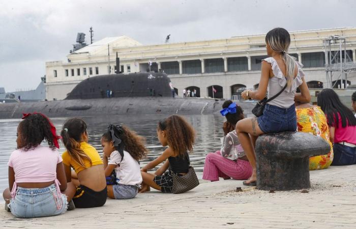 La nave militare venezuelana arriva a Santiago, mentre gli abitanti dell’Avana fanno la fila per vedere la fregata russa