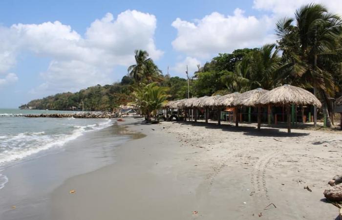 La navigabilità e l’accesso al mare sono limitati a causa delle forti onde a Necoclí, Antioquia