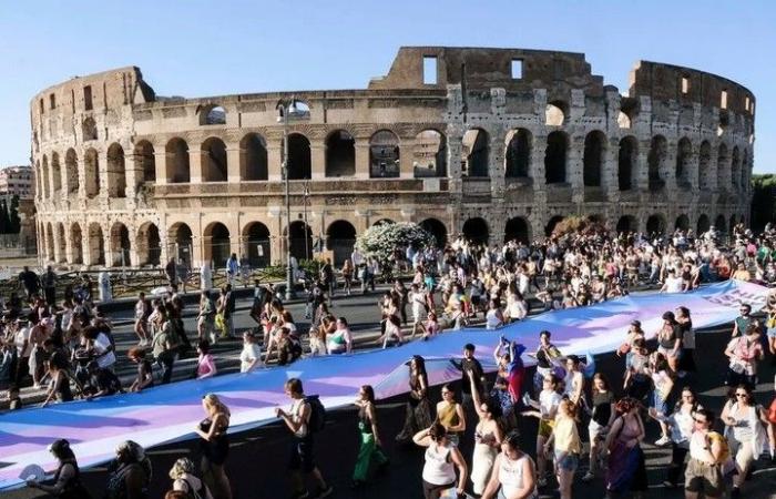 Gli italiani rispondono all’insulto del Papa portando Francesco al Pride