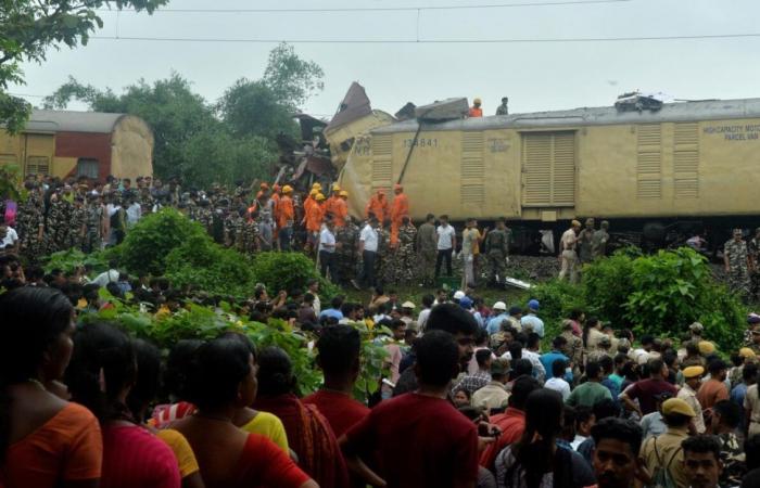 Almeno 15 persone muoiono in un grave incidente ferroviario in India