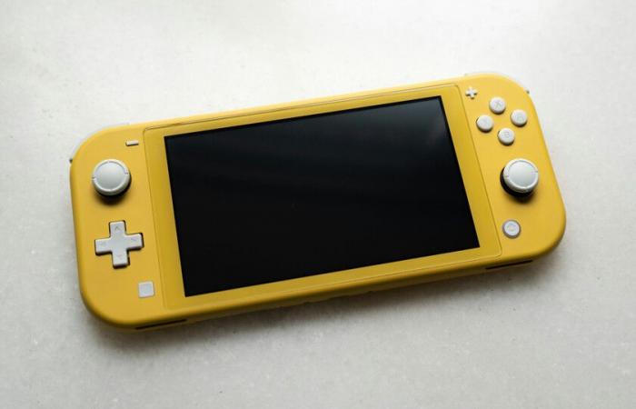Nintendo Switch Lite è la migliore console portatile conveniente per intrattenerti durante i tuoi viaggi e ora è a un prezzo outlet