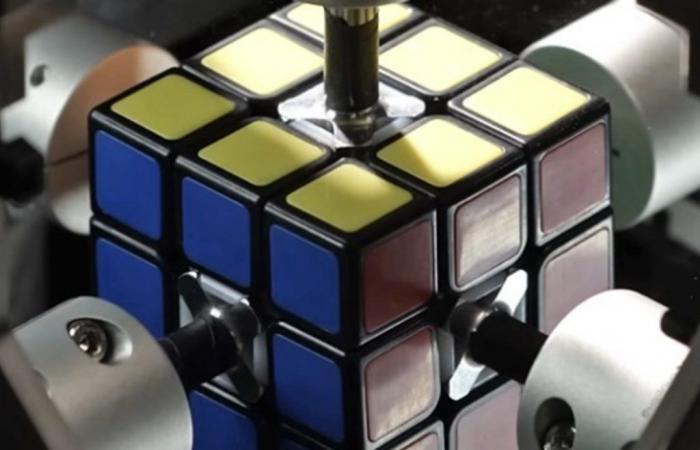 L’incredibile momento in cui un robot ha deciso di completare il cubo di Rubik