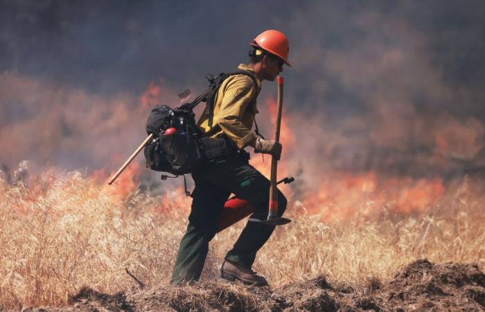 Post-incendio: vento e terreno accidentato complicano la lotta contro il primo grande incendio dell’anno a Los Angeles