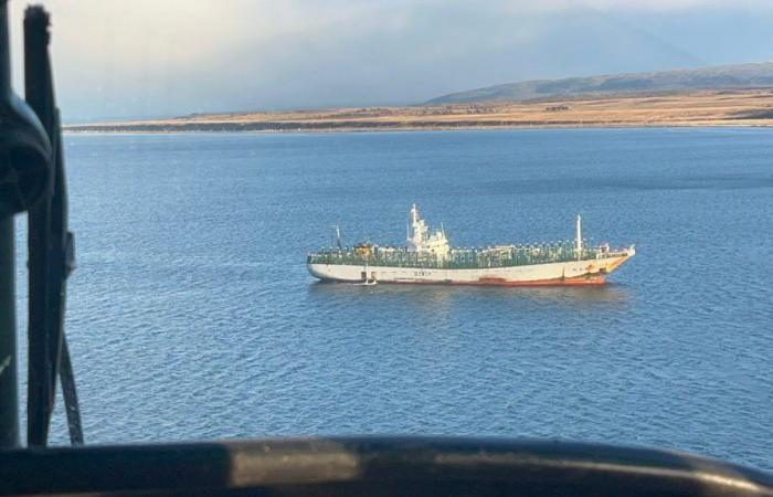 La Marina cilena controlla il passaggio della flotta peschereccia cinese attraverso lo Stretto di Magellano
