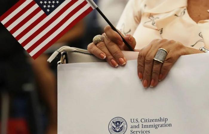 Gli Stati Uniti hanno semplificato il processo di cittadinanza e di previdenza sociale per gli immigrati
