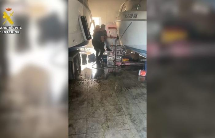 Un uomo anziano viene salvato da un magazzino in fiamme dopo un’esplosione a Chipiona