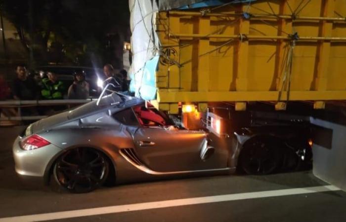 Momenti terribili: camion Porsche si è schiantato su una strada a pedaggio cittadina, il conducente è morto