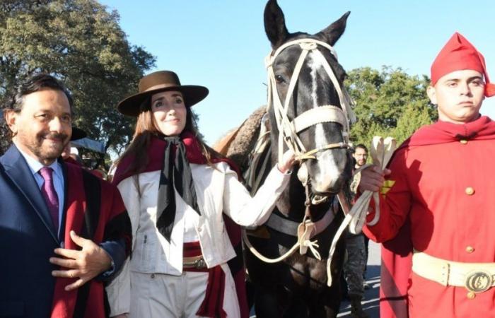 La vicepresidente Victoria Villarruel ha partecipato agli eventi per Güemes a Salta e ha sfilato a cavallo