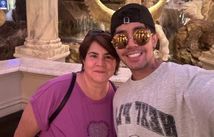 La madre dell’influencer Derek Trejo trovata morta in un hotel; lo sappiamo
