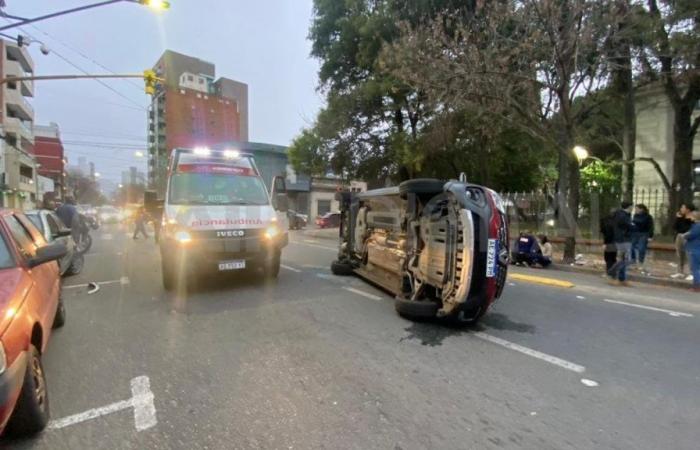 Una donna che viaggiava con un minorenne si è schiantata e ha ribaltato il suo camion in Avenida Urquiza