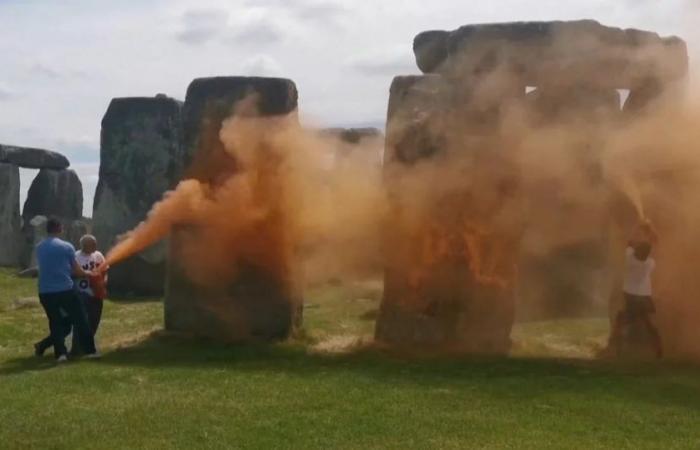 Attivisti ambientali spruzzano vernice sul sito preistorico di Stonehenge in Inghilterra