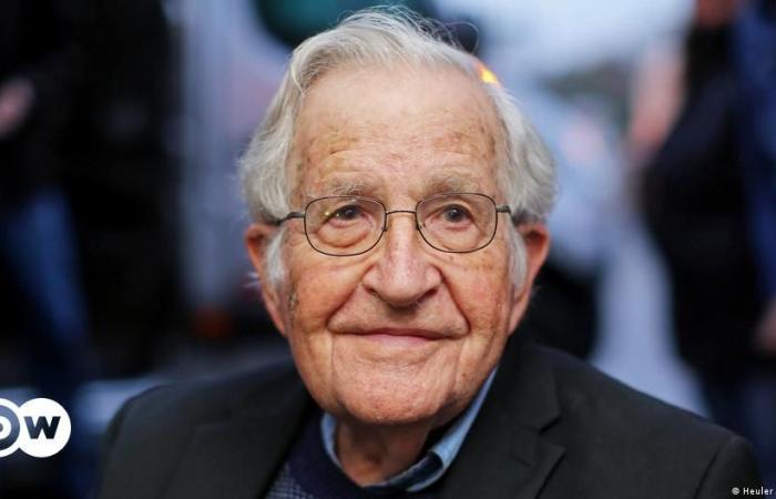 Il linguista Noam Chomsky lascia l’ospedale in Brasile – DW – 19/06/2024