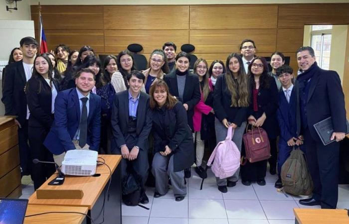 Università di Valparaíso – Gli studenti di giurisprudenza UV partecipano ad una visita accademica al Tribunale penale orale di Valparaíso