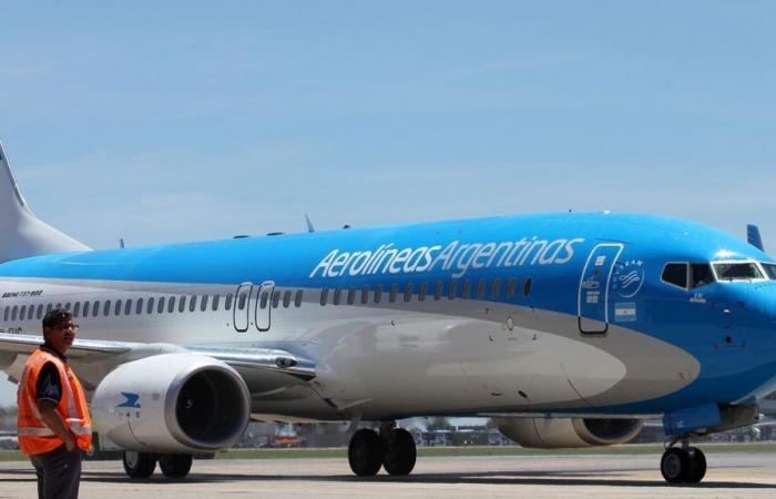 Motosega: il Governo taglierà le rotte di Aerolíneas Argentinas