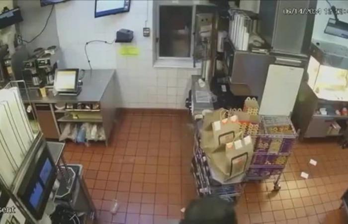Video: si è lamentato perché gli hanno dato l’hamburger sbagliato, il dipendente si è arrabbiato e gli ha sparato
