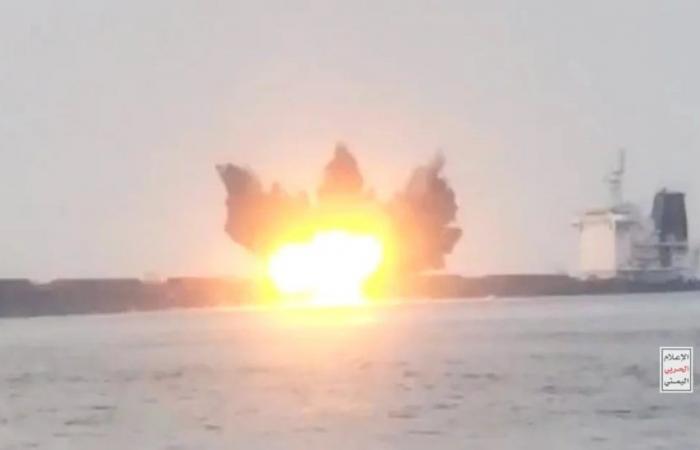 Il video che mostra l’attacco degli Houthi che affondarono una nave mercantile greca nel Mar Rosso
