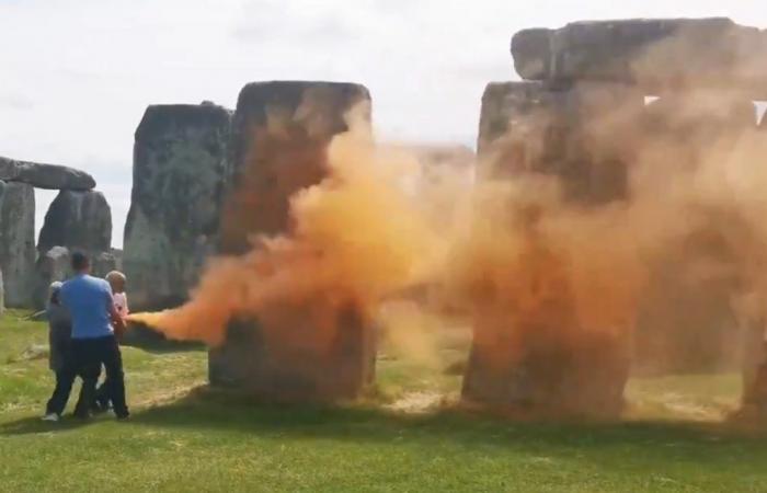 Gli attivisti spruzzano vernice sul monumento di Stonehenge di 5.000 anni