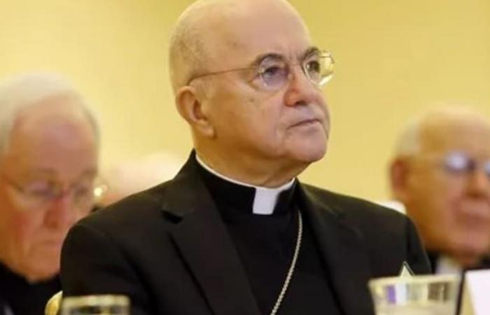 Il controverso arcivescovo che ha chiesto le dimissioni di papa Francesco è accusato del reato di scisma