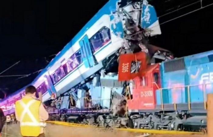 Uno spettacolare incidente ferroviario frontale in Cile provoca due morti e feriti