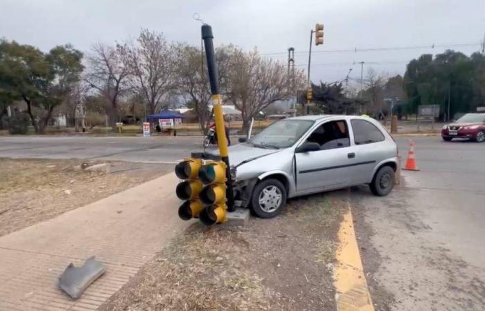Un inseguimento della polizia a Las Heras per un’auto rubata si è concluso con uno scontro contro un semaforo