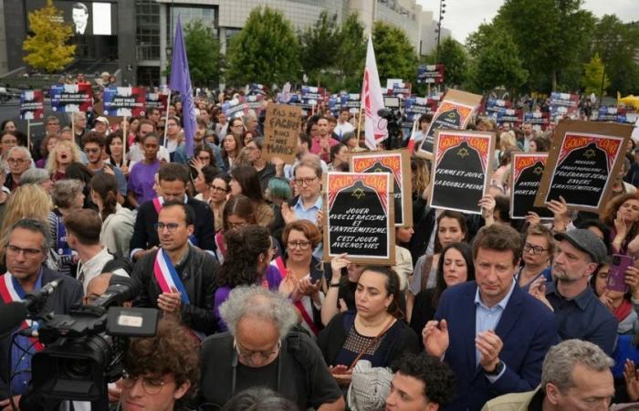 Manifestazione di massa in Francia dopo lo stupro di gruppo di una minorenne ebrea: “Sono stati dei mostri”