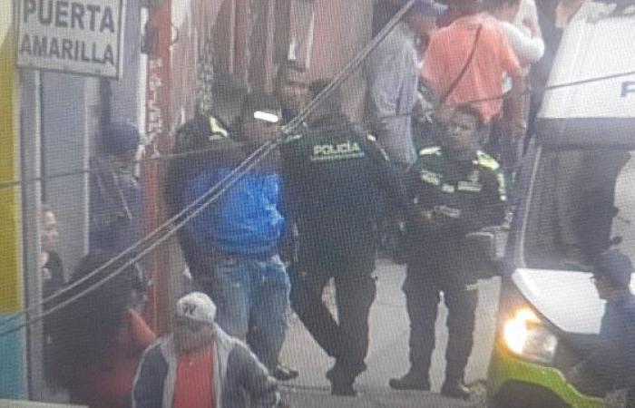 In un tentativo di rapina in Plaza de Bolívar a Manizales, hanno conficcato un coltello nel tramezzo