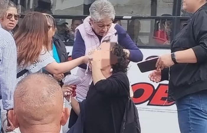 In un tentativo di rapina in Plaza de Bolívar a Manizales, hanno conficcato un coltello nel tramezzo